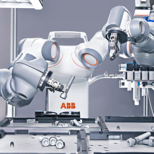 le robot yumi est même capable de manipuler une aiguille.