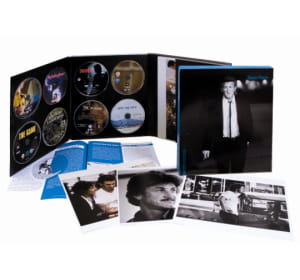 chaque coffret contient 8 films, un livret biographique et un portfolio de