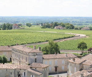 une vue de saint-emilion, dans l'aquitaine.