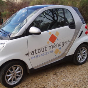 une voiture de l'enseigne atout ménage.