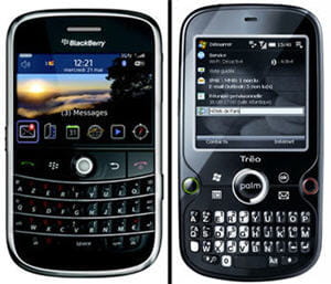 le blackberry bold (à gauche) face au palm treo pro (à droite)