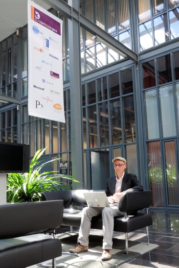 fabrice colas, cofondateur d'ubivar, dans le patio de l'incubateur