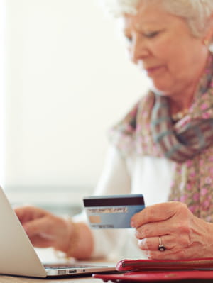 payer sur le web est devenu un acte courant pour les seniors.