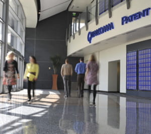 le 'patent wall' de qualcomm au sein de son siège, à san diego, affiche sur fond
