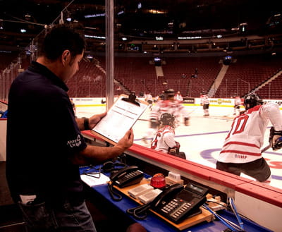 un membre de l'équipe d'atos origin lors de l'entrainement des équipes de hockey