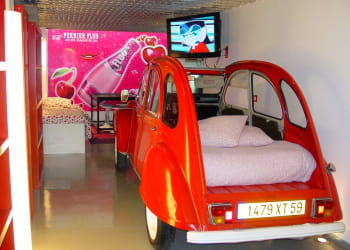 chez bertrand, les touristes peuvent dormir dans une 2 cv ! a partir de 71 euros