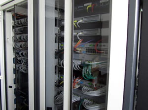 la salle informatique d'un magasin ne contient pratiquement plus que les