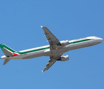 un avion alitalia prend son envol.