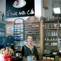 isabelle papillon dans son salon de thé à avignon