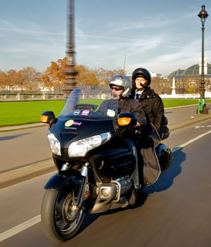 un taxi-moto citybird sillonne les rues de la capitale. comme de nombreuses