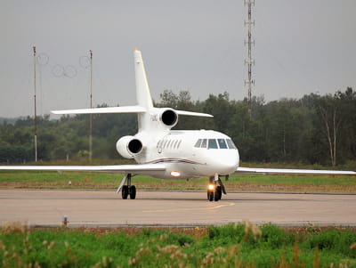 le célèbre opticien a opté pour ce falcon 50 que l'on voit ici sur la piste d'un