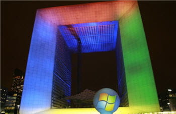 l'illumination du quartier de la défense (paris) lors du lancement de windows