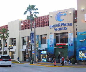 le parc underwater world sur l'île de guam.