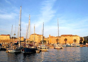 le port tino rossi d'ajaccio dispose de peu de places pour les plaisanciers de