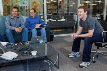 mark zuckerberg, en pleine réunion, au siège de facebook.