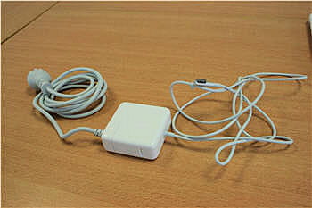 le chargeur si particulier du macbook blanc unibody.