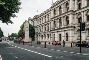 Andy Burnham devient Premier ministre britannique et h&eacute;rite d'une &eacute;conomie marqu&eacute;e par une dette publique &eacute;lev&eacute;e et une croissance atone