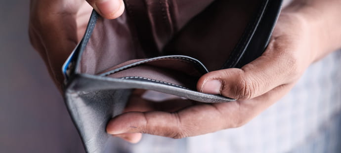 La crise du pouvoir d'achat fait augmenter la fr&eacute;quence des d&eacute;couverts bancaires en France