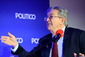 Jean-Luc M&eacute;lenchon promet de poursuivre le gouverneur de la Banque de France pour "trahison" apr&egrave;s ses propos sur la dette