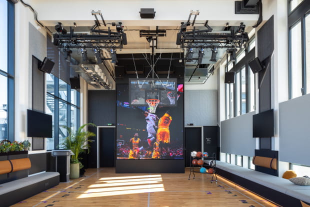 Une salle de réunion qui se transforme en terrain de basket