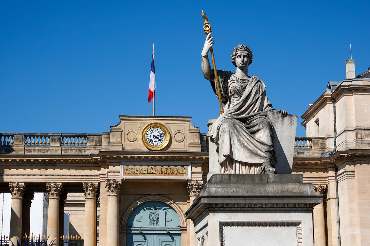 Blocage à l'Assemblée : les divisions s'intensifient autour de l'avenir d'Emmanuel Macron