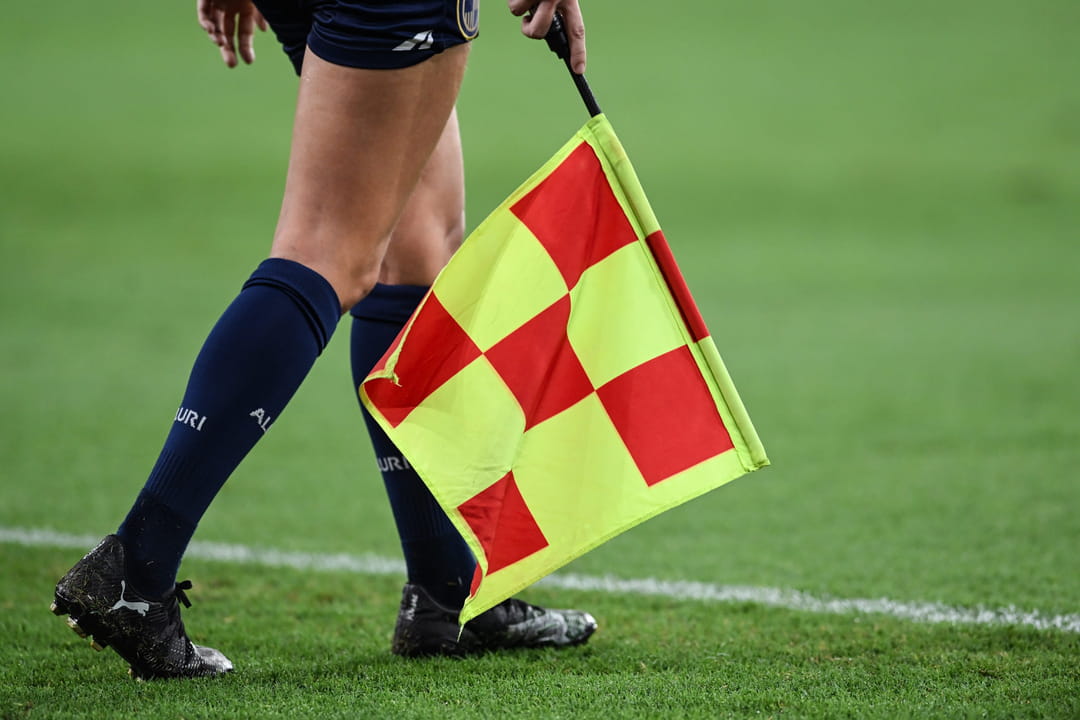 Διαιτήτευσε ποδοσφαιρικούς αγώνες κατά την αναρρωτική του άδεια: το δικαστήριο τον υποχρεώνει να επιστρέψει 38.000 ευρώ ως αποζημίωση