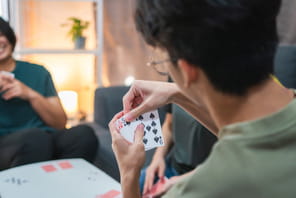 Il triche aux cartes &agrave; la soir&eacute;e de fin d'ann&eacute;e, l'entreprise finit par le licencier