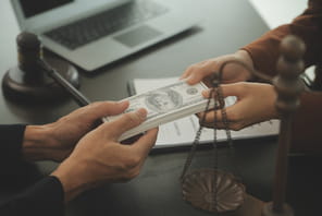 Elle trompe son entreprise et lui r&eacute;clame 600&nbsp;000&nbsp;euros apr&egrave;s sa rupture conventionnelle, la justice lui fait payer tr&egrave;s cher