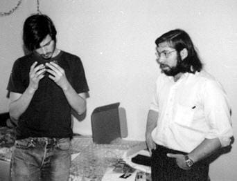 steve jobs à gauche et steve wozniak à droite en 1975