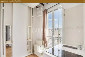 80&nbsp;000&nbsp;euros pour 4&nbsp;m&sup2;&nbsp;: dans ce studio &agrave; vendre, il faut mettre le lit sur l'&eacute;vier pour dormir