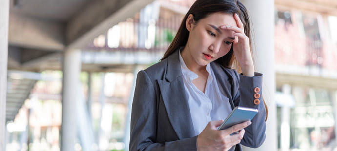 Le patron ajoute une employ&eacute;e &agrave; un groupe WhatsApp pendant ses cong&eacute;s, la justice le condamne &agrave; lui verser un montant record