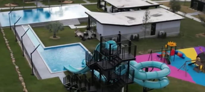 Ce footballeur fran&ccedil;ais ex-international et joueur de l'OM s'est construit un parc aquatique dans son jardin