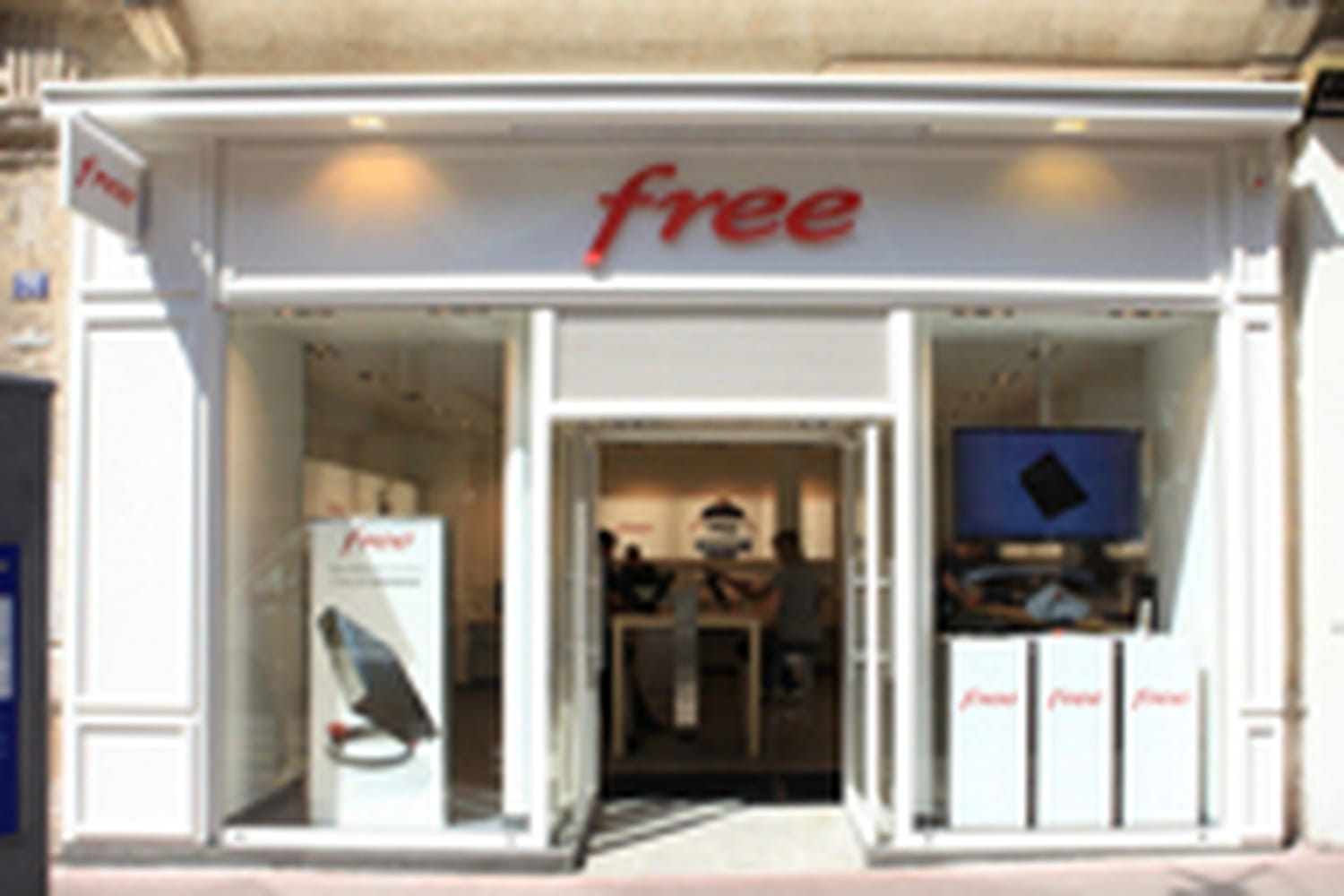Free envisagerait d'ouvrir une centaine de boutiques