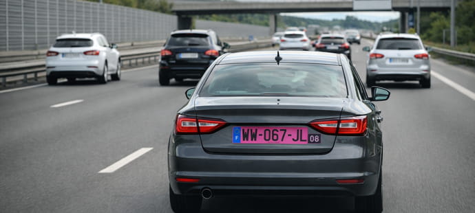 Une nouvelle plaque d'immatriculation rose sera obligatoire pour certains v&eacute;hicules &agrave; partir du 1er janvier