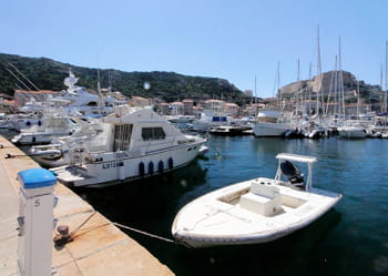 le port de bonifacio peut accueillir de nombreux plaisanciers.