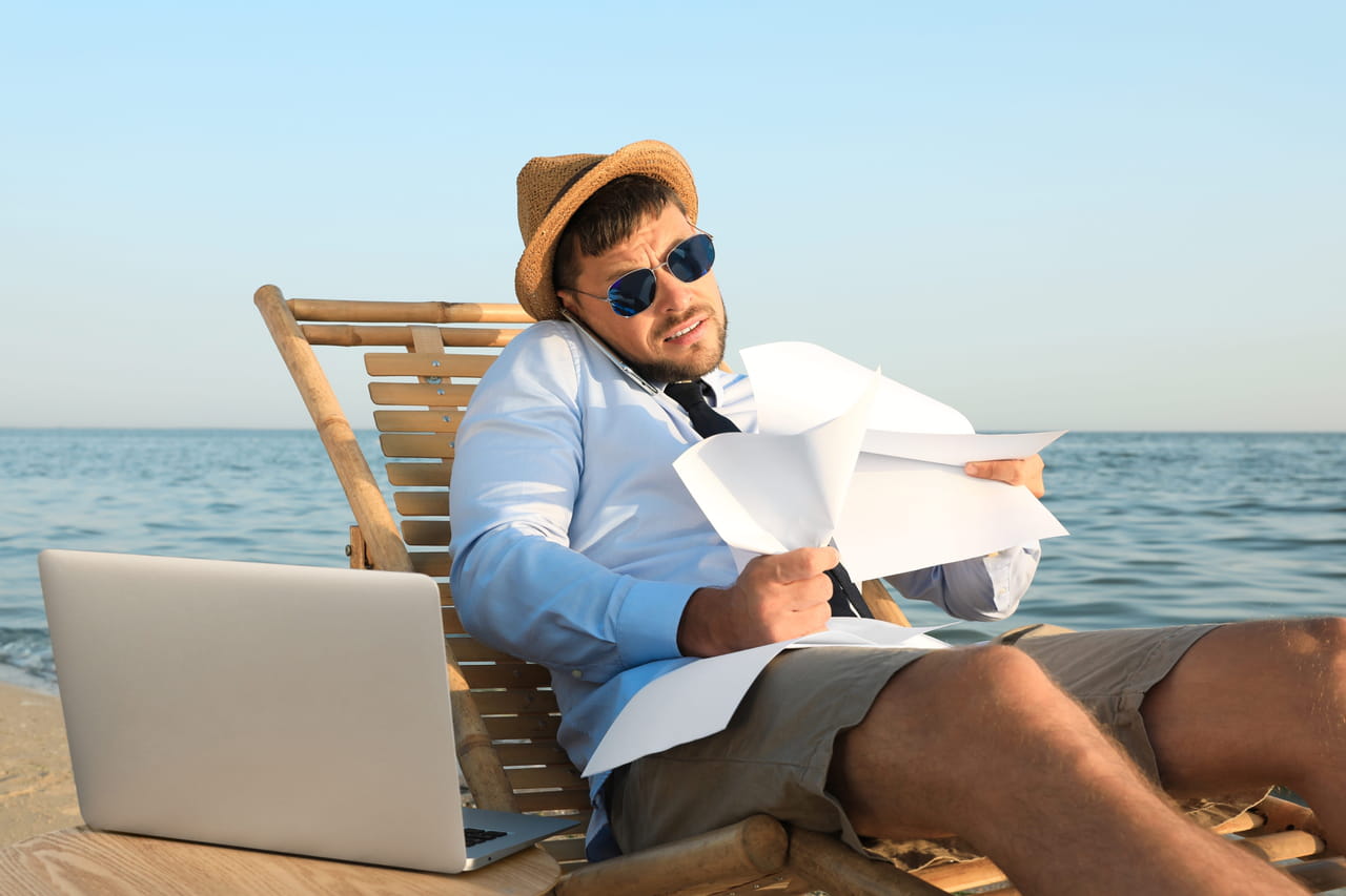 En pleines vacances, ce salarié est rappelé par son employeur pour travailler : est-ce autorisé ?