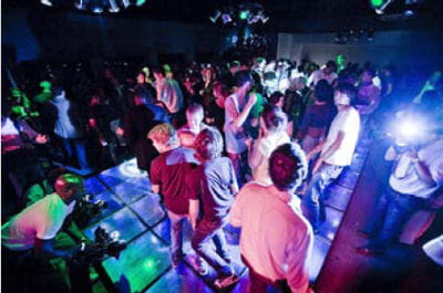 les pas des danceurs de la discothèque 'le watt' à rotterdam créent de