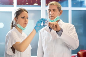 Amoureux de son assistante, ce dentiste est condamn&eacute; &agrave; lui verser pr&egrave;s de 30&nbsp;000&nbsp;euros