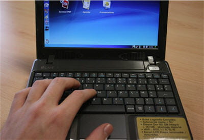 les touches du clavier ne sont pas trop étroites, même pour des grandes mains