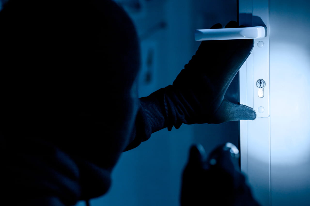 Cet homme est payé pour mentir et manipuler : ce métier très utile est parfaitement légal