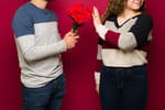 Un salarié offre des fleurs à sa collègue pour la Saint-Valentin, son employeur le licencie mais la justice juge la rupture injustifiée