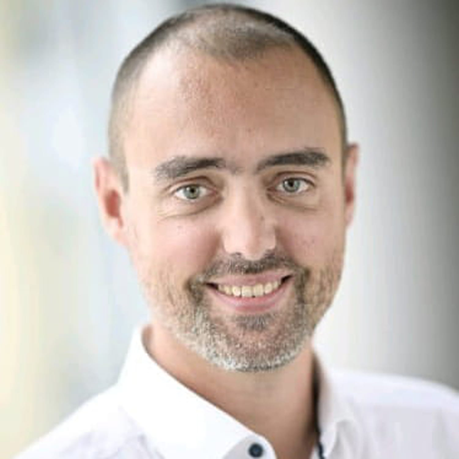 L'IA en coulisses, l'humain aux commandes : plaidoyer pour une autre transformation technologique