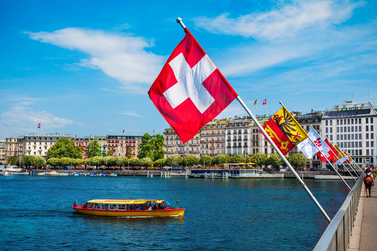 La Suisse recrute des caissiers : 50 000 euros par an et aucun diplôme demandé