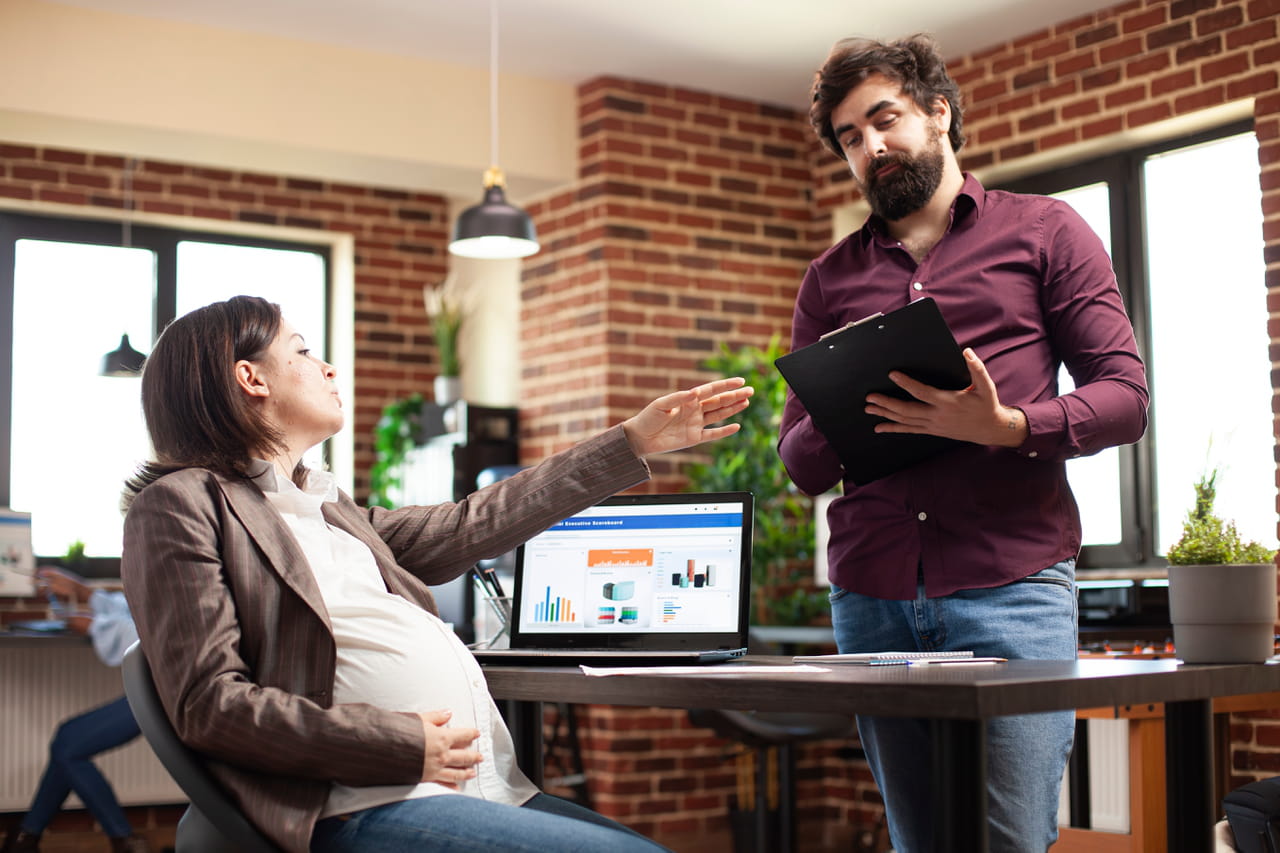 Elle revient de maternité et se voit retirer ses responsabilités au travail : la justice annule ce déclassement déguisé