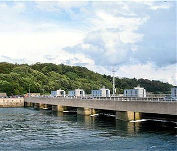 ce barrage de la rance est devenu un lieu touristique.
