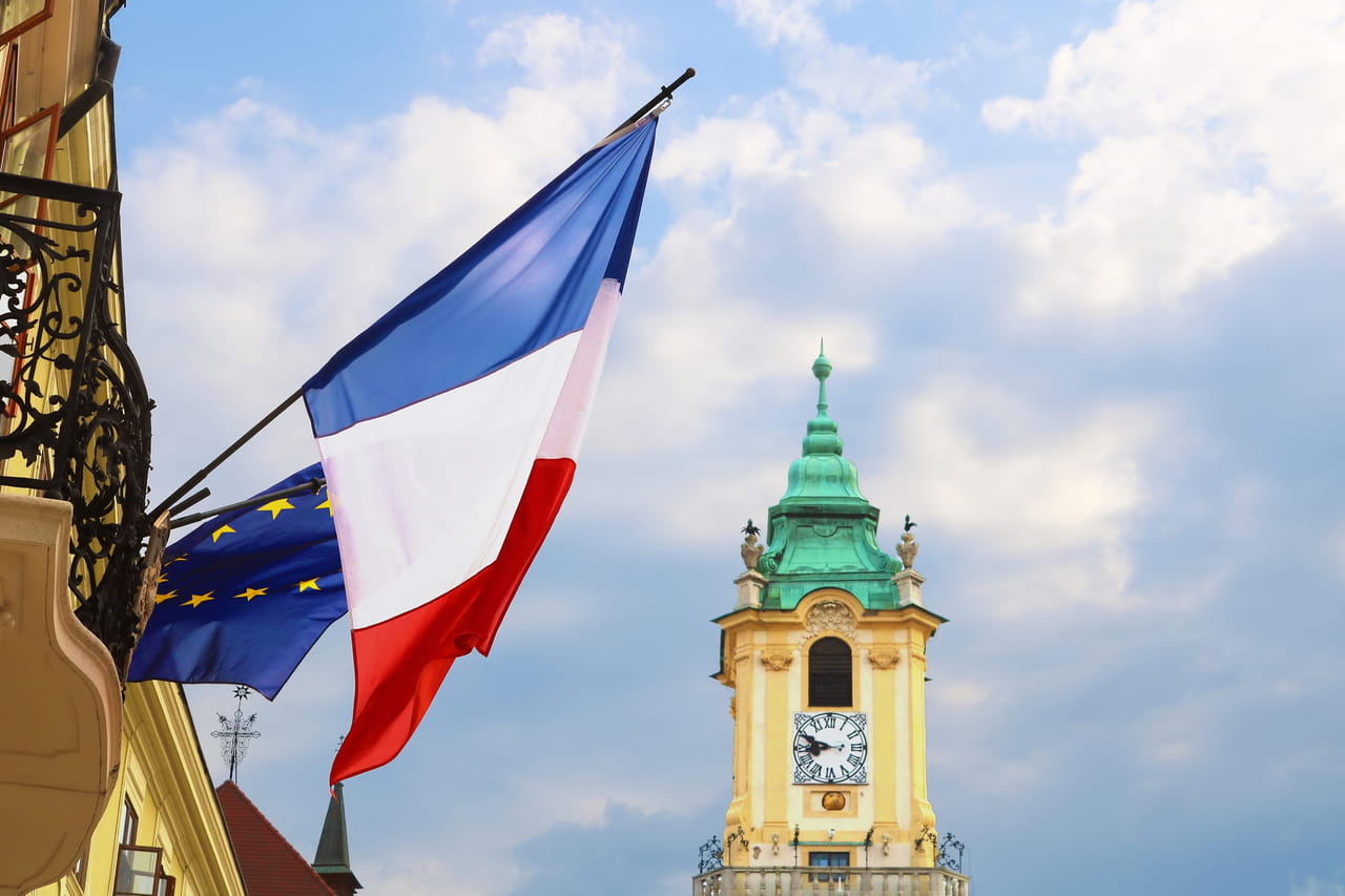 Le gouvernement abaisse de 25% à 10% le seuil de contrôle des prises de participation d'investisseurs non européens dans les entreprises françaises sensibles cotées