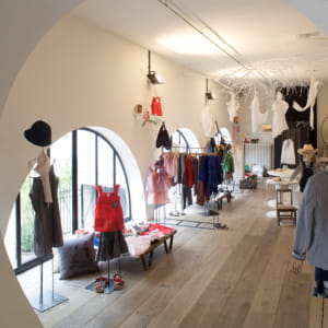 le magasin merci à paris est une boutique éclectique où se côtoient objets neufs