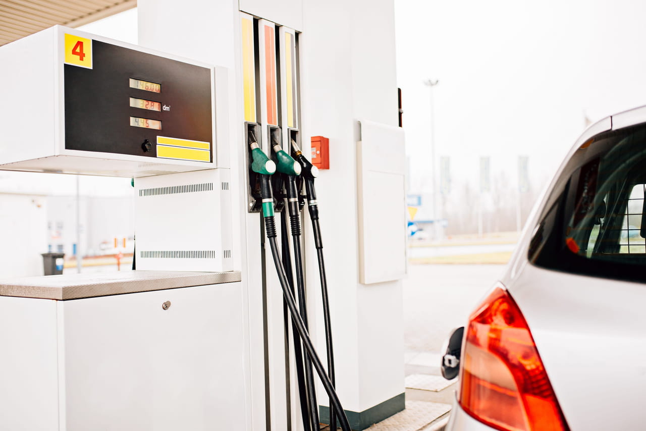 Emmanuel Macron n'exclut pas une baisse des taxes sur les carburants si la hausse des prix se poursuit