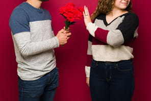 Un salari&eacute; offre des fleurs &agrave; sa coll&egrave;gue pour la Saint-Valentin, son employeur le licencie mais la justice juge la rupture injustifi&eacute;e