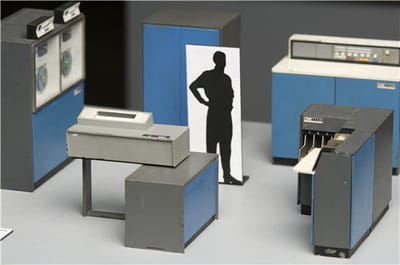 maquette d'une salle informatique ibm de 1960